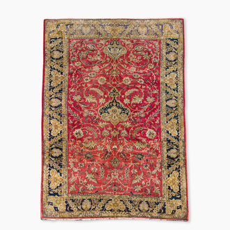 Tapis oriental de type Isphahan en soie à décor floral, 20ème siècle