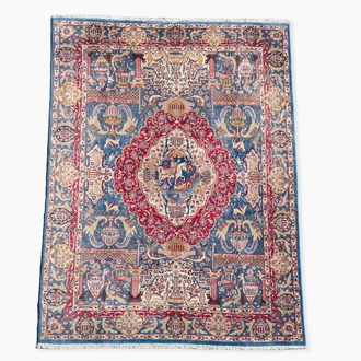 Tapis oriental de type Kasmar à décor floral et d'antiquités, signé Taji, laine sur coton, 20ème siècle