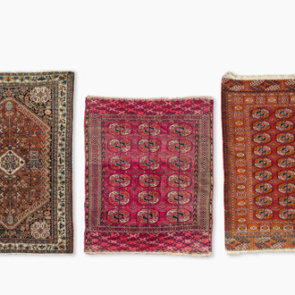 Trois tapis orientaux à décor géométrique, laine sur coton, la Perse et Afghanistan, 20ème siècle