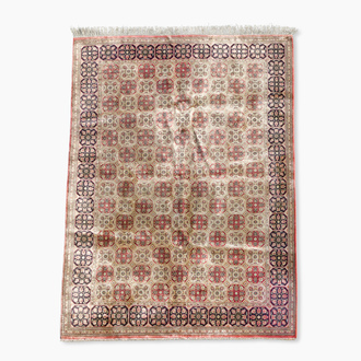 Tapis oriental de type Qom (Qum/Ghom) en soie à décor floral, 20ème siècle