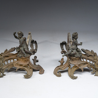 Paire de chenets en bronze partiellement doré et patiné de style Louis XV à décor de putto, France, ca. 1900