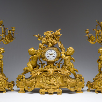 Exceptionnelle garniture de cheminée Napoléon III d'une grande finesse en trois pièces en bronze doré à décor floral et de putti, France, 19ème siècle
