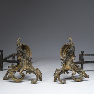 Paire de chenets de style Louis XV en bronze doré et patiné à décor de perroquet à la manière de Jacques Caffieri (1678-1755), France, vers 1900