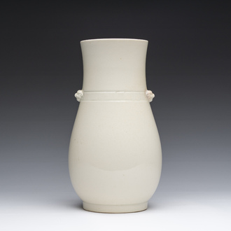 Vase de forme 'hu' en porcelaine de Chine en blanc monochrome, 19ème siècle
