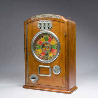 A French 'Le Pengouin' wooden coin-operated roulette machine with Alfred the penguin, Bonzini & Sopransi, 1930s