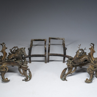 Paire de chenets de style Louis XV en bronze à décor de sanglier et de cerf à la manière de Quentin Claude Pitoin (1725-1777), vers 1900