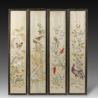 Quatre broderies verticales sur soie à décor d'oiseaux parmi des branches fleuries, Chine, 20ème siècle