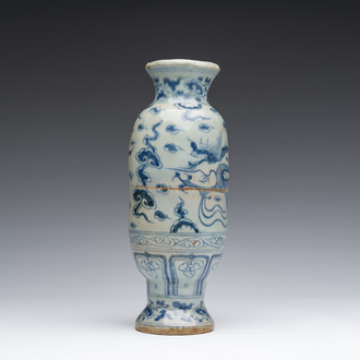 Vase en porcelaine de Chine en bleu et blanc à décor d'un dragon parmi des nuages, probablement Yuan
