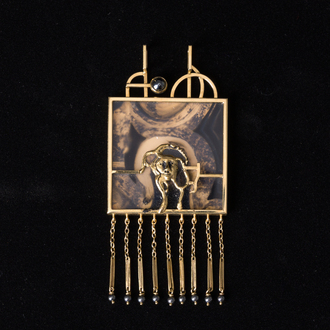Octave Landuyt (1922-2024): Pendentif en or jaune 18 carats orné d'un bouffon et de pierres précieuses