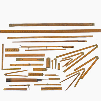 Collection variée d'instruments de mesure en bois aux montures en cuivre, e.a. plusieurs modèles pliables, 19ème/20ème siècle