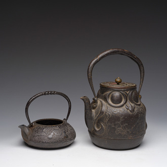 Deux bouilloires de type 'tetsubin' en fonte à décor en relief, Japon, Meiji, 19ème siècle