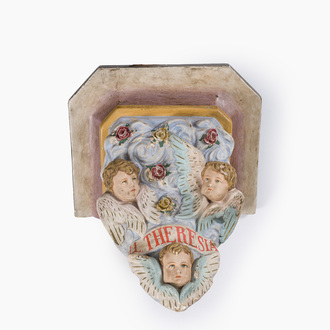 Console en plâtre polychrome décorée avec des anges dans les nuages ​​entourant une 'Theresia' bannière, 20ème siècle