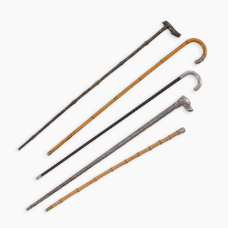 Collection variée de cinq cannes de marche en bambou, en bois et en métal argenté, 19ème/20ème siècle