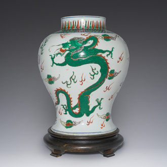 Vase en porcelaine de Chine wucai à décor de dragon et de phénix, 19ème siècle