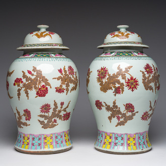 Paire de vases en porcelaine de Chine famille rose à décor floral, 19ème siècle