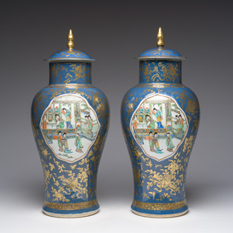 Paire de vases en porcelaine de Chine famille verte sur fond bleu poudré à décor de scènes de palais, 19ème siècle