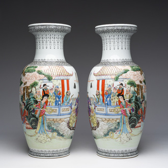 Paire de vases en porcelaine de Chine famille rose à décor d'immortels, marque de Qianlong, 20ème siècle