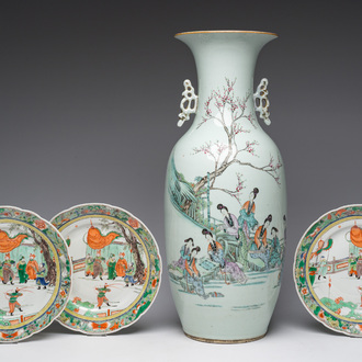 Trois assiettes en porcelaine de Chine famille verte à décor de scènes de palais et un vase famille rose à décor de dames, 19ème/20ème siècle