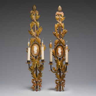 Paire d'appliques murales de style Louis XVI en bois doré à deux lumières à décor d'une scène inspirée de l'Antiquité, Italie, 20ème siècle