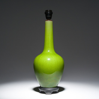 Vase balustre en porcelaine monochrome verte monté en lampe, Chine, 20ème siècle