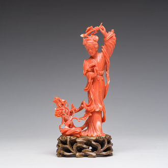 Figure d'une dame avec une branche fleurie en corail rouge sculpté, Chine, 19ème/20ème siècle