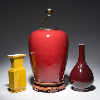 Trois vases en porcelaine monochrome jaune et sang-de-boeuf, un monté en lampe, 19ème/20ème siècle