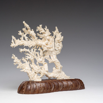 Sculpture en corail blanc représentant des enfants jouant à la recherche de nids d'oiseaux entourés d'écureuils, Chine, 19ème/20ème siècle
