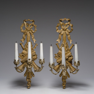 Paire d'appliques murales à trois lumières de style Louis XVI en bois doré et métal argenté, France, 19ème/20ème siècle