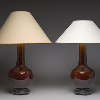Paire de vases de forme bouteille en porcelaine à émail flambé montés en lampe, Chine, 20ème siècle