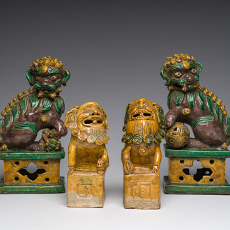 Deux paires de sculptures de lions bouddhistes en grès émaillé sancai, Chine, 19ème siècle