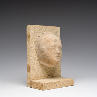 Tête d'un jeune homme en pierre sculpté, époque romaine, probablement 2ème/5ème siècle