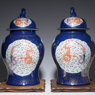 Paire d'imposants vases couverts en porcelaine de Chine famille rose à décor de dragons et de phénix sur fond bleu, marque de Kangxi, 19ème siècle