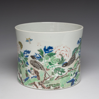 Grand pot à pinceaux en porcelaine de Chine famille verte à décor d'oiseaux sur branches fleuries et de papillons, Chine, 20ème siècle