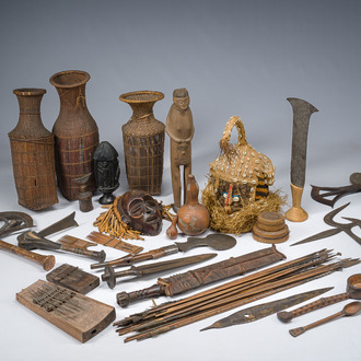Vaste collection d'objets africains, e.a. des masques, des armes, des récipients et des ustensiles, 20ème siècle