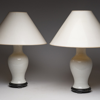 Paire de vases en porcelaine de Chine blanche monochrome craquelée montés en lampe, 20ème siècle