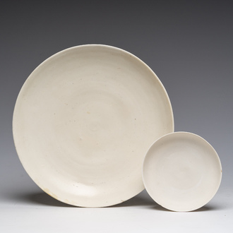 Deux assiettes en porcelaine blanche monochrome de Chine venant de l'épave Vung Tao, Kangxi, vers 1690