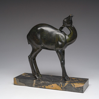 Ecole française: Biche Art déco en bronze à patine brune reposant sur une base en marbre Portor, ca. 1920