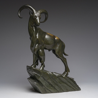 Raymond de Meester de Betzenbroeck (1904-1995): Un mouflon sur un rocher, bronze à patine verte