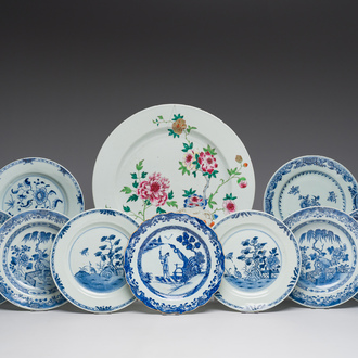 Nine Chinese blue and white plates and a famille rose dish wilt floral design, Qianlong