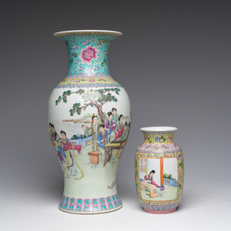 Deux vases en porcelaine de Chine famille rose à décor de dames se relaxant dans un jardin de palais, marque de Qianlong, République, 20ème siècle