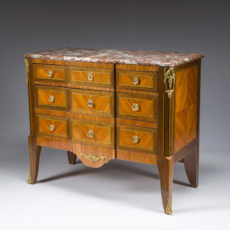 Commode de style Transition en marqueterie et bronze doré surmontée d'une tablette en marbre rouge, France, 19ème/20ème siècle