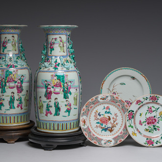 A pair of Chinese famille rose 'palace scenes' vases and three plates with floral design, Qianlong and later