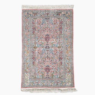 Tapis de style Hereke en soie à décor d'oiseaux parmi des branches fleuries, Chine, 20ème siècle