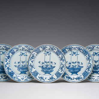 Cinq assiettes en porcelaine de Chine bleu et blanc à décor de panier de fleurs, Kangxi