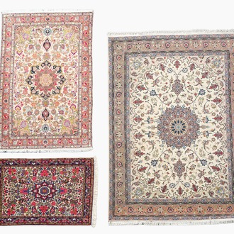 Trois tapis orientaux à décor floral, Tabriz, Kashan et Saroukh, laine sur coton, 20ème siècle