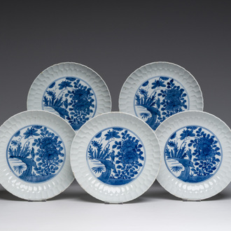 Cinq assiettes en porcelaine de Chine bleu à blanc à décor d'oiseau parmi des branches fleuries à la manière de Wanli, marque de Chenghua, 20ème s.