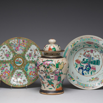 Collection variée en porcelaine de Chine famille rose et verte à décor de scènes animées et d'oiseaux parmi des branches fleuries, 19ème/20ème siècle