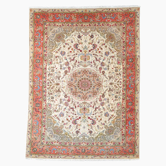 Tapis oriental de type Tabriz à décor floral, laine, coton et soie, 20ème siècle