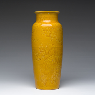 Vase de forme rouleau en porcelaine de Chine monochrome jaune à décor incisé de phénix, 19ème siècle