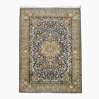 Tapis oriental en soie de type Qom (Qum/Ghom) à décor floral, 20ème siècle